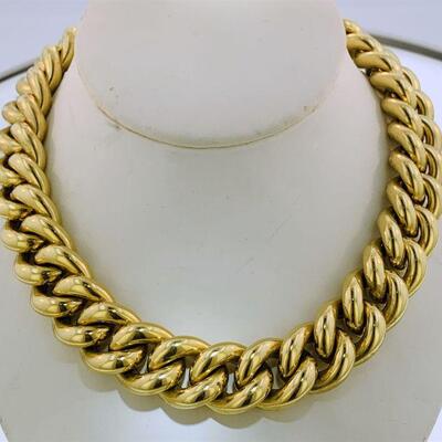 Gorgeous large 18kt gold curb link style necklace. The necklace measures approx. 18.00