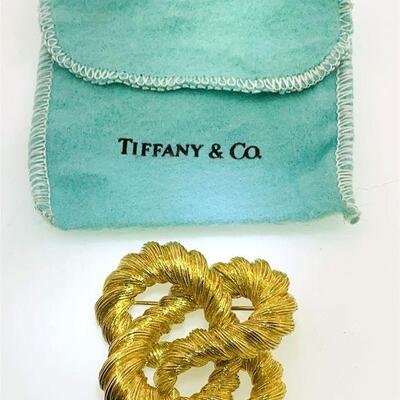 Large 18kt gold Tiffany & Co. interlocking woven design brooch. The brooch measures approx. 44.90 x 47.90mm (1.77