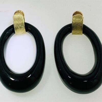 Pair of onyx screw back post onyx dangle style earrings. The earrings measure approx. 1.50