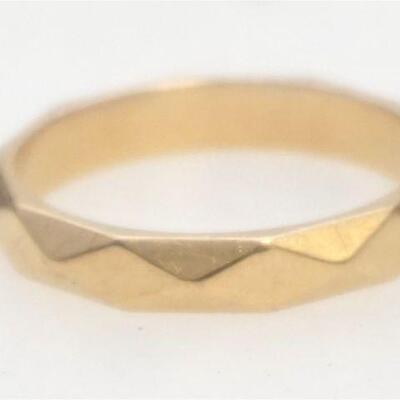 
14kt gold Art carved wedding band. The band has a diamond shape design, measures approx. 3.90mm wide, has a high polish finish and...