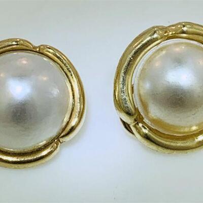 Pair of 14kt gold mabe pearl earrings. Each earring features one (1), bezel set, round mabe pearl set in the center with a rounded ribbed...