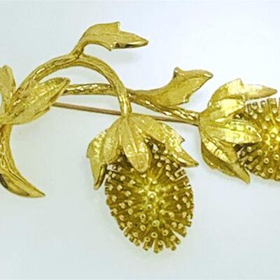 18kt gold 3-D design flower brooch. The brooch has life like design flower, measures approx. 2.40