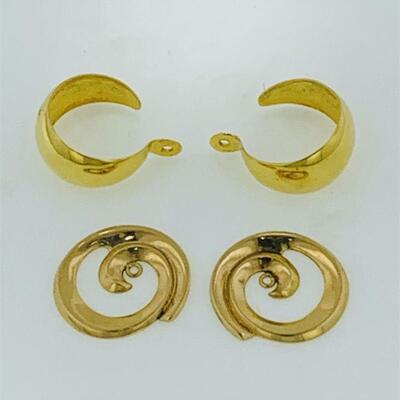 Two pairs of 18kt gold earring jackets. One pair has a hoop design which tapers and is approx. 10.90mm at the widest point; the second...