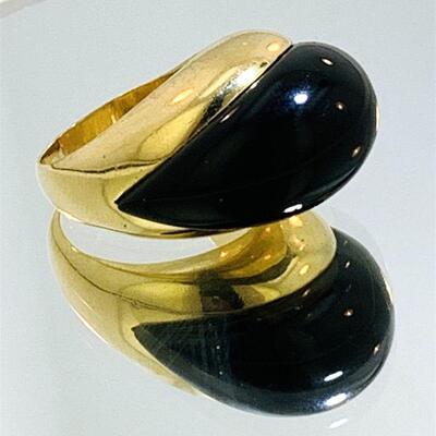 14kt gold onyx fashion ring. The ring has a domed design featuring one (1) domed onyx set in the center. The ring measures approx. 3.00mm...