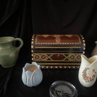 Desk Decor
https://ctbids.com/#!/description/share/679323 This lot contains 6 various items from a deck. Wooden Jewelry Box with working...
