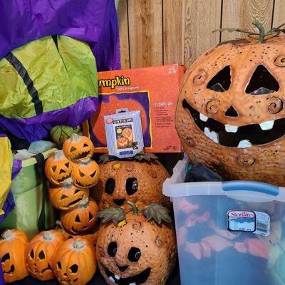 Outdoor Halloween Decorations
https://ctbids.com/#!/description/share/679255 Atleast 2 blow up halloween yard decorations. One is a...