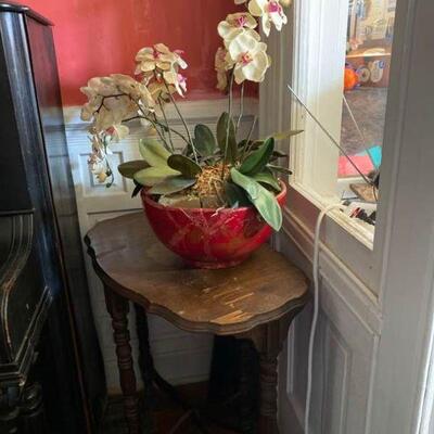 Wooden Table and Plant DÃ©cor https://ctbids.com/#!/description/share/679324 Includes one table measuring 29.5 In by 16 in and is 29.5 in...