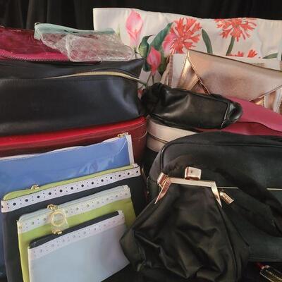 Travel Bag, Make Up Bags & Totes
https://ctbids.com/#!/description/share/679245 Need a bag well here is plenty. Never be without your...