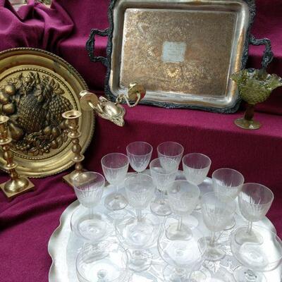 Serve Some Champagne
https://ctbids.com/#!/description/share/679270 Lot comes with a mystery glass box, brassware, and a Fenton glass bowl. 