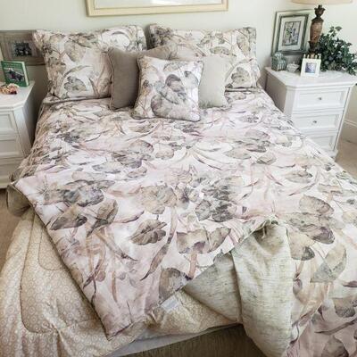 https://ctbids.com/#!/description/share/682397 Bedding set by Croscill. Leafed design bedspread measures 94x96. Includes comforter,...