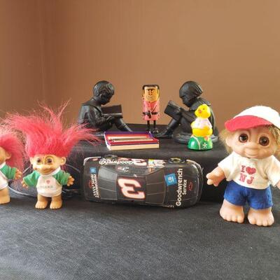 https://ctbids.com/#!/description/share/681958 Cast Iron Book Ends and Vintage Toy Collection
Nascar Phone, Trolls, Marine Band...