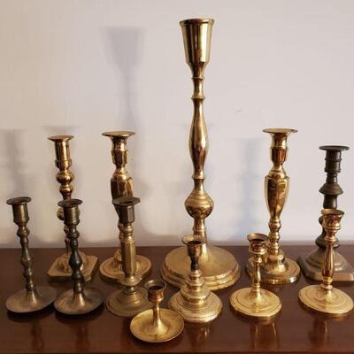 https://ctbids.com/#!/description/share/681957 Lot of miscellaneous size brass candle holders. Tallest 18