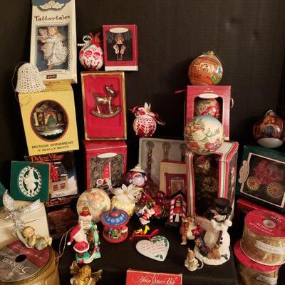 https://ctbids.com/#!/description/share/687588 Large collection consisting mostly of vintage ornaments, many with motion and original...