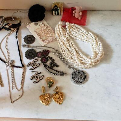 https://ctbids.com/#!/description/share/682210 Jewelry Collection. Women's Accessories as pictured.

