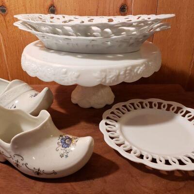 https://ctbids.com/#!/description/share/682583 White porcelain plate, cake plate, two dishes and two Holland clogs. 