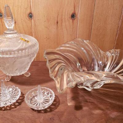 https://ctbids.com/#!/description/share/682585 Mikasa Crystal Glassware. Two ring holders, candy dish and large bowl.


 