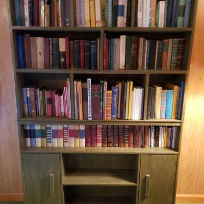 https://ctbids.com/#!/description/share/682592 Nice green painted wooden bookcase.

Measures 48