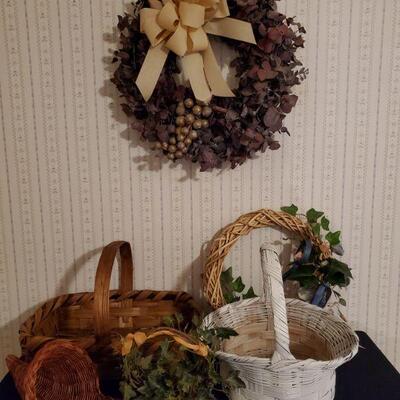 https://ctbids.com/#!/description/share/682557 Collection of baskets and wreaths. Large wreath 20