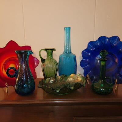 https://ctbids.com/#!/description/share/682551 Beautiful colored glass bowls with stands and pitchers. Carnival glass green bowl 2