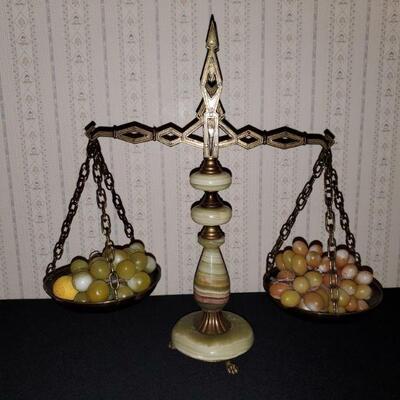 https://ctbids.com/#!/description/share/682541 Beautiful brass and onyx marble scale with clawfoot base. Measurements: 18x17x7