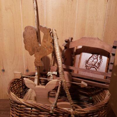 https://ctbids.com/#!/description/share/682578 Collection of wooden basket (measures 22