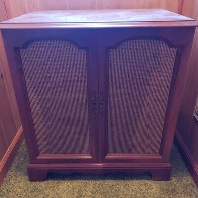 https://ctbids.com/#!/description/share/682596 Magnavox Cabinet with Record Collection. Measures 28