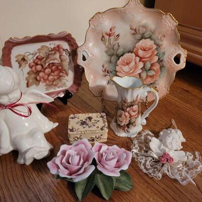https://ctbids.com/#!/description/share/682553 This beautiful rose colored collection is a perfect addition to any home. Three hand...