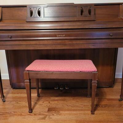 https://ctbids.com/#!/description/share/682548 This beautiful Kimball electric organ is in great condition. It is complete with a padded...