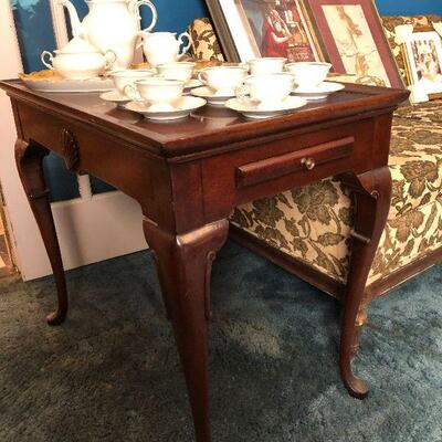 https://www.ebay.com/itm/114575989436	FL1008 Cherry Wood End / Accent Table with Pull out Tray Estate Sale Pickup	 $79.99 
