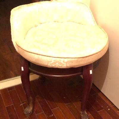 https://www.ebay.com/itm/124486658378	FL4005 Vintage Vanity Swivel Chair Estate Sale Pickup	 $45.00 	 OBO 
