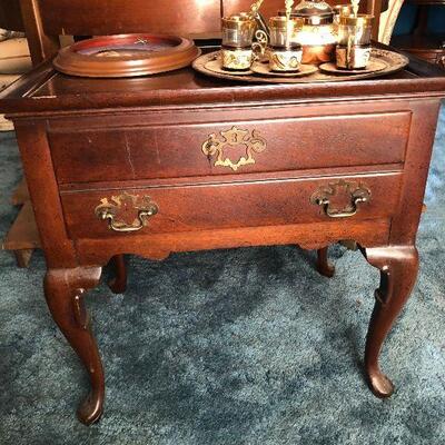 https://www.ebay.com/itm/114575988706	FL1006 Cherry Wood End / Accent Table with Drawer Estate Sale Pickup	 $79.99 
