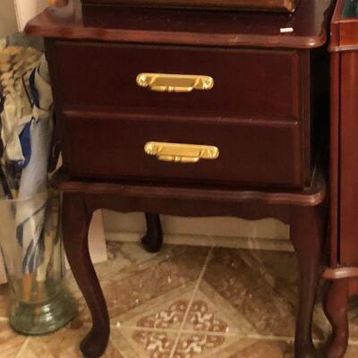 https://www.ebay.com/itm/124487038724	FL1022 Cherry End Table with Pull out Drawer Estate Sale Pickup	 $79.99 
