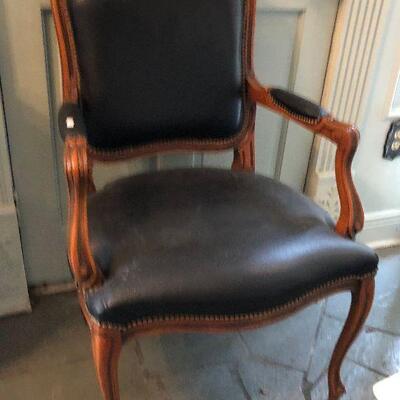 https://www.ebay.com/itm/114576067824	FL1035 Wood and Vinyl Occasional Chair Estate Sale Pickup	 $100.00 
