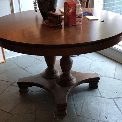 https://www.ebay.com/itm/114576068999	FL1037 Round Pedestal Breakfast Table Estate Sale Pickup	 $200.00 
