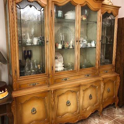 https://www.ebay.com/itm/124486705132	FL1002 French Provincial Hutch China Cabinet Estate Sale Pickup	 $850.00 	 OBO 
