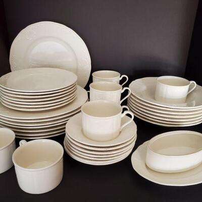 https://ctbids.com/#!/description/share/687760 Beautiful Mikasa South Hampton pattern with embossed seashells. Includes 8 dinner plates...