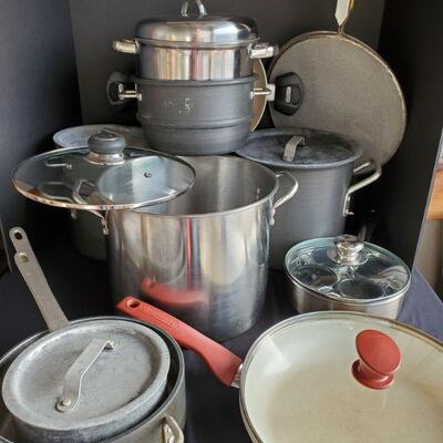 https://ctbids.com/#!/description/share/687843 Collection of miscellaneous cookware. Includes skillets, stock pot, sautÃ© pan, splatter...