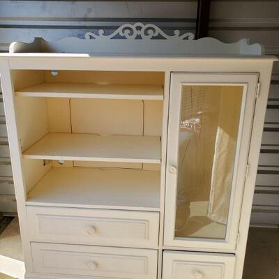https://ctbids.com/#!/description/share/687800 Stanley illuminated media center. Beautiful white finish with 3 drawers and glass door....