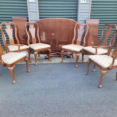 https://ctbids.com/#!/description/share/687765 Thomasville Winston Court Dining Set.
This is a beautiful set with a nice glossy finish....