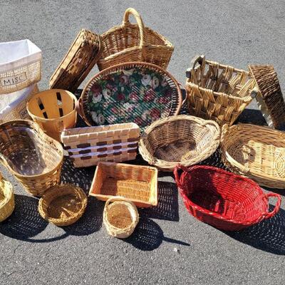 https://ctbids.com/#!/description/share/687761 A wonderful variety of baskets! Use them for holidays, storage or as their own tabletop...