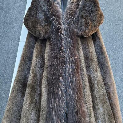 https://ctbids.com/#!/description/share/687829 This Alfred Sung beaver fur coat is in incredible condition! Its soft and well made. It...