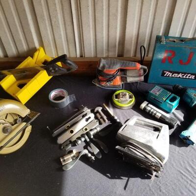 https://ctbids.com/#!/description/share/687757 Nice group of Power tools. Includes Miter Saw, Skillsaw, circular palm sander, Jigsaw,...