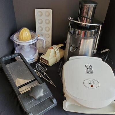 https://ctbids.com/#!/description/share/687845 Assorted small kitchen appliances. Includes a Sharper Image juicer, George Foreman Grill,...