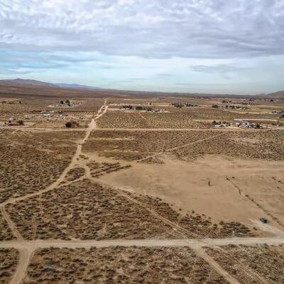 Lot 150: 10 Acres on Alamo Road - Lucerne Valley, CA
10 acres of land for your dream ranch! Welcome to beautiful, rural Lucerne Valley,...