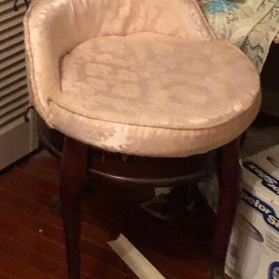 https://www.ebay.com/itm/124486658378	FL4005 Vintage Vanity Swivel Chair Estate Sale Pickup	 $45.00 
