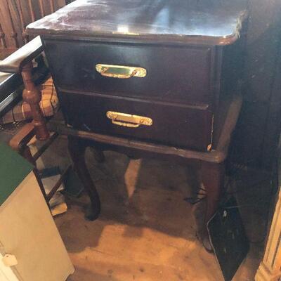 https://www.ebay.com/itm/114576093650	FL4025  Cherry End Table with Pull out Drawer Estate Sale Pickup #2	 $80.00 
