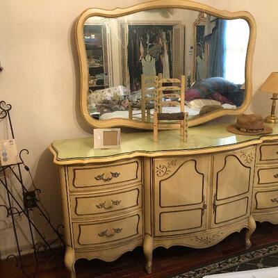 https://www.ebay.com/itm/114575734618	FL4015 French Provincial Dresser with Mirror Chest of Drawers Estate Sale Pickup	 $595.00 	 OBO 
