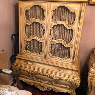 https://www.ebay.com/itm/124486744379	FL4023 French Provincial Dressing Cabinet with Drawers Estate Sale Pickup	 $595.00 	 OBO 
