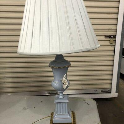 https://www.ebay.com/itm/114563963453	KG8061 Blue and White Porcelain Lamp with Brass Base Pickup Only		 Buy-It-Now 	 $100.00 
