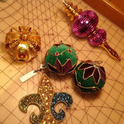 https://www.ebay.com/itm/124518050498	LY8059 5 Mardi Gras Themed Ornaments		 Buy-it-Now 	 $19.99 
